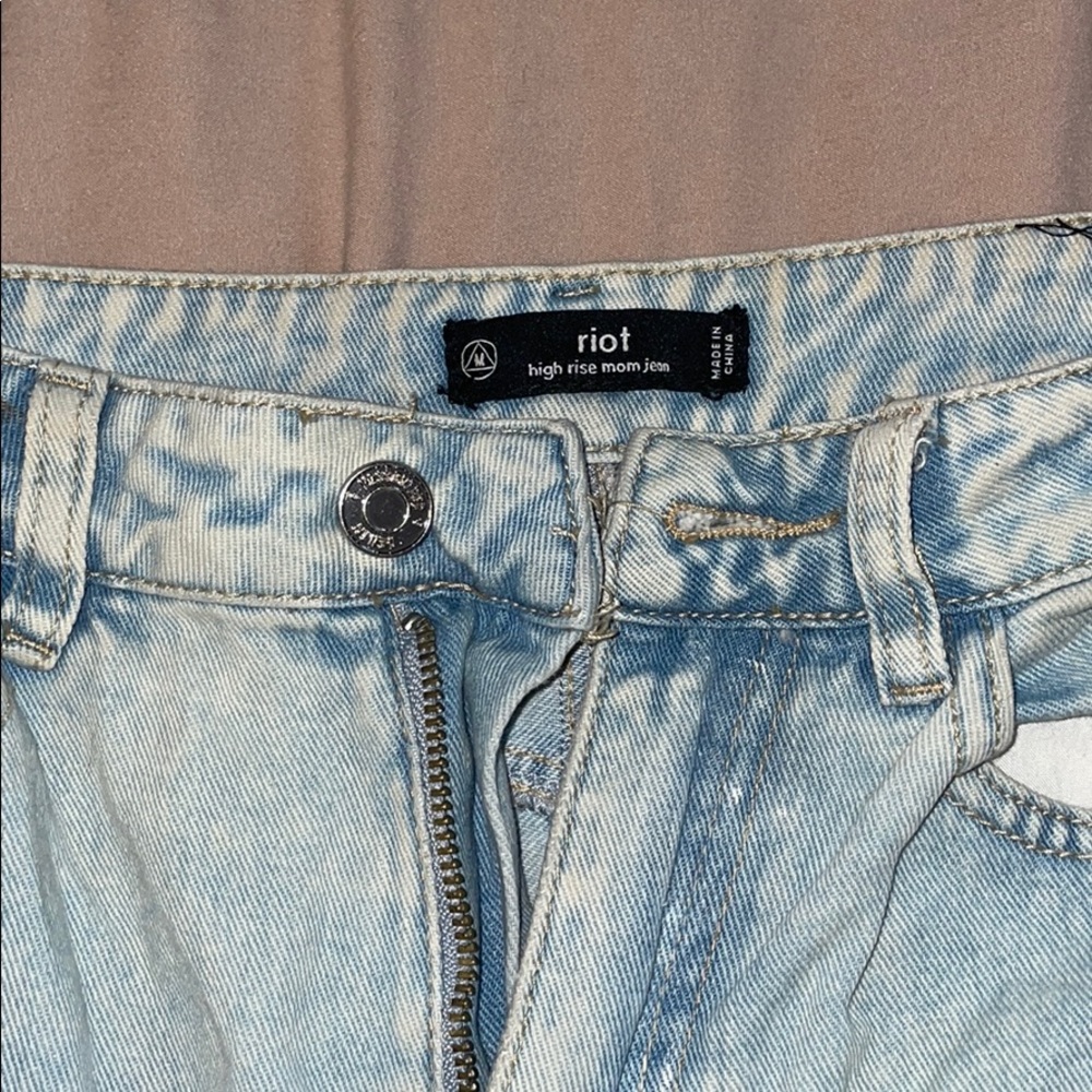 Ripped High Rise Mom Jeans (Light Wash)
